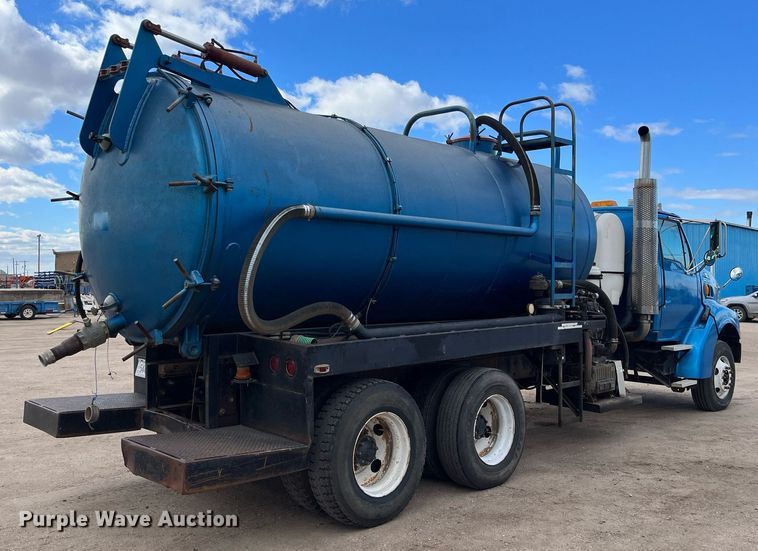 image for item DG5435 1998 Ford AT9522  vacuum truck