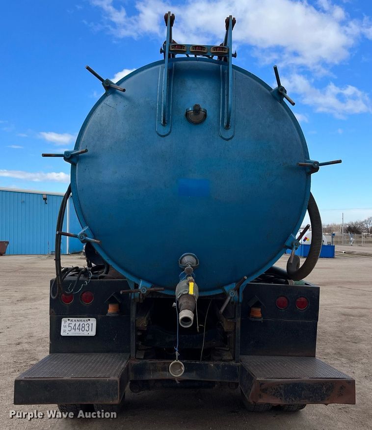 image for item DG5435 1998 Ford AT9522  vacuum truck