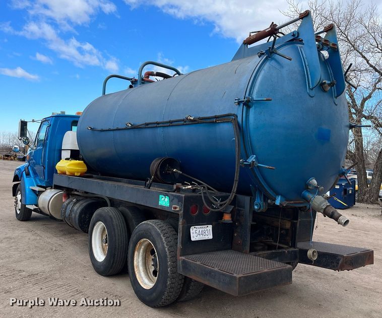 image for item DG5435 1998 Ford AT9522  vacuum truck