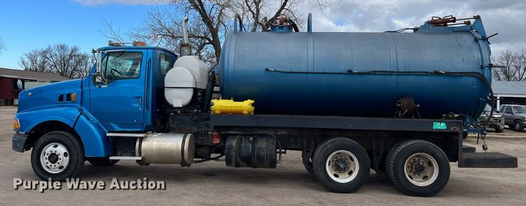 image for item DG5435 1998 Ford AT9522  vacuum truck