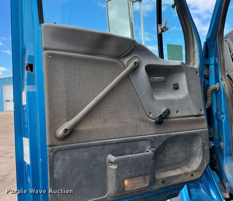 image for item DG5435 1998 Ford AT9522  vacuum truck