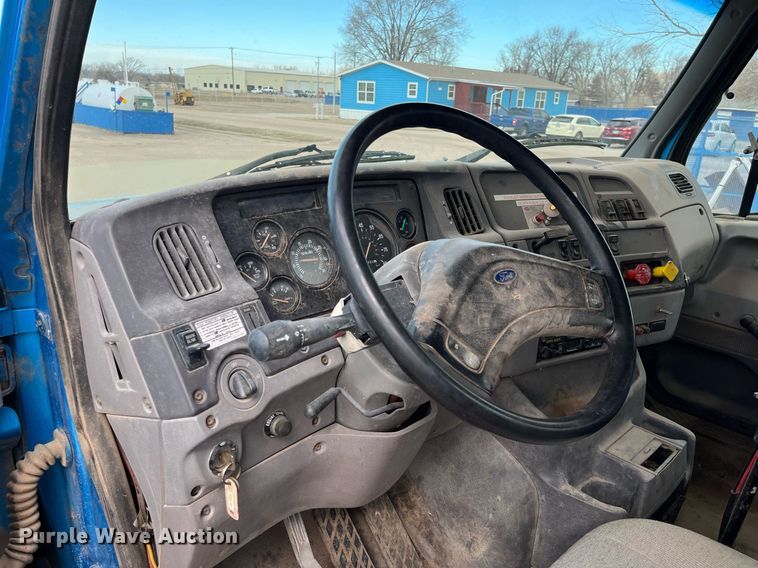 image for item DG5435 1998 Ford AT9522  vacuum truck