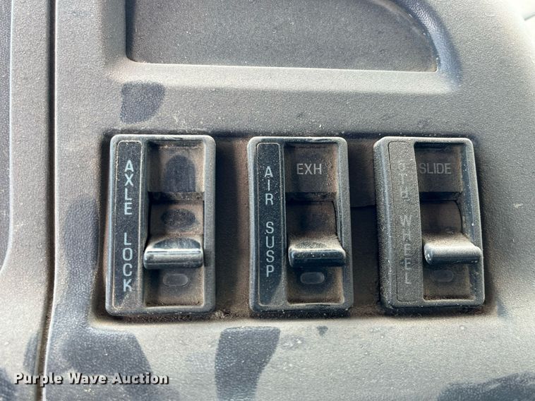 image for item DG5435 1998 Ford AT9522  vacuum truck