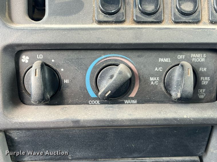 image for item DG5435 1998 Ford AT9522  vacuum truck