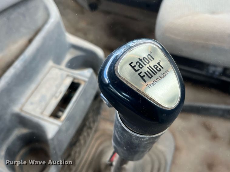 image for item DG5435 1998 Ford AT9522  vacuum truck