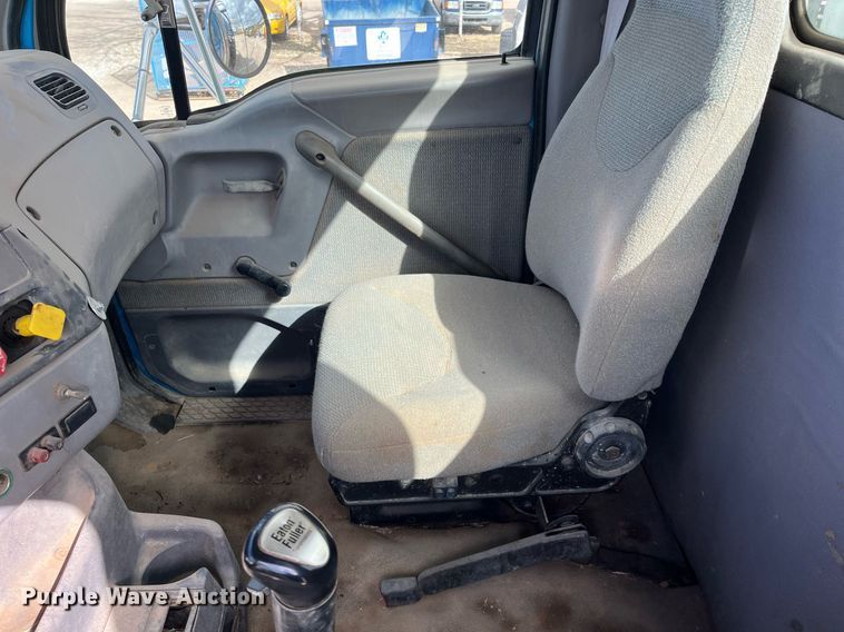 image for item DG5435 1998 Ford AT9522  vacuum truck