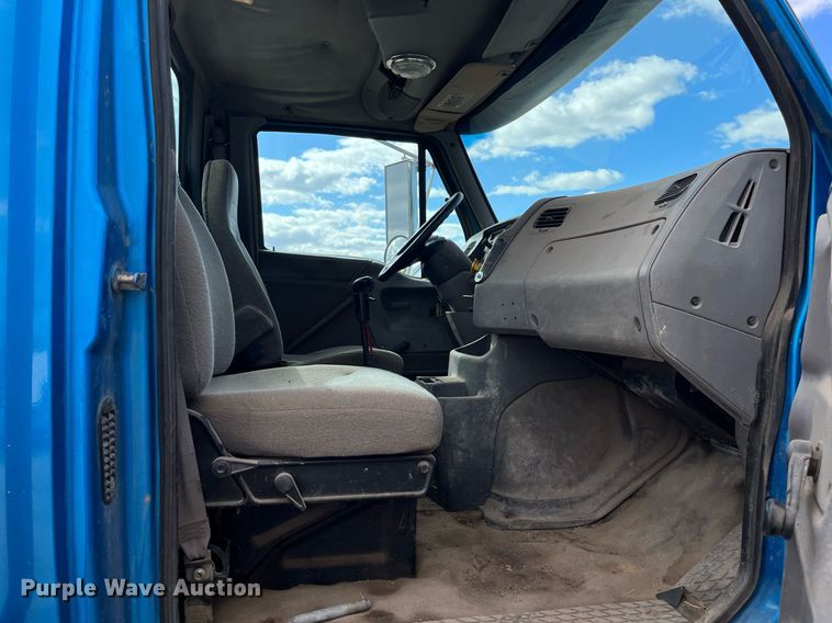 image for item DG5435 1998 Ford AT9522  vacuum truck