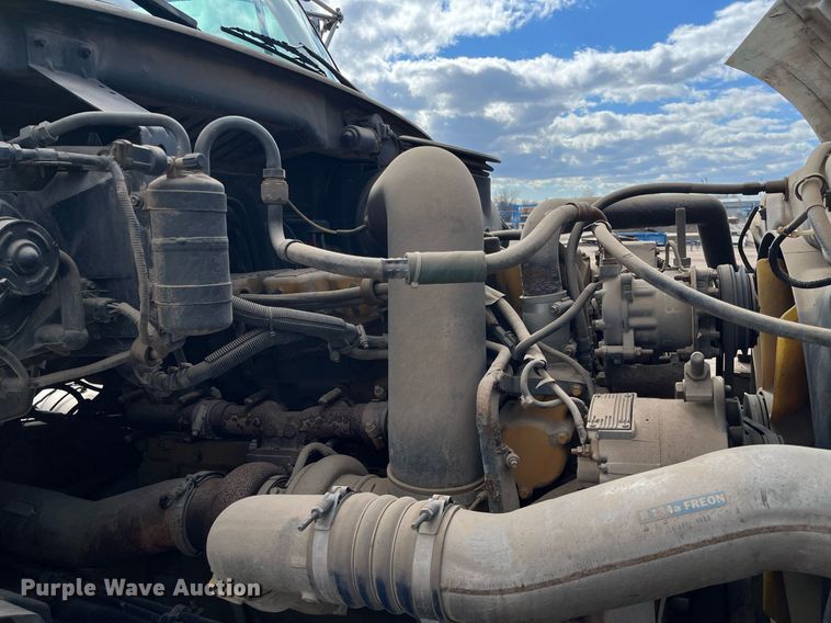 image for item DG5435 1998 Ford AT9522  vacuum truck