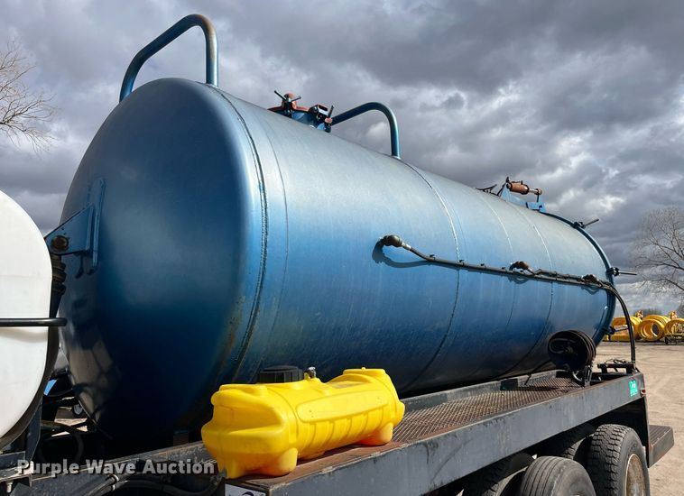 image for item DG5435 1998 Ford AT9522  vacuum truck