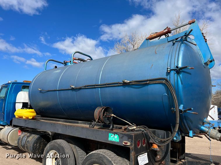 image for item DG5435 1998 Ford AT9522  vacuum truck