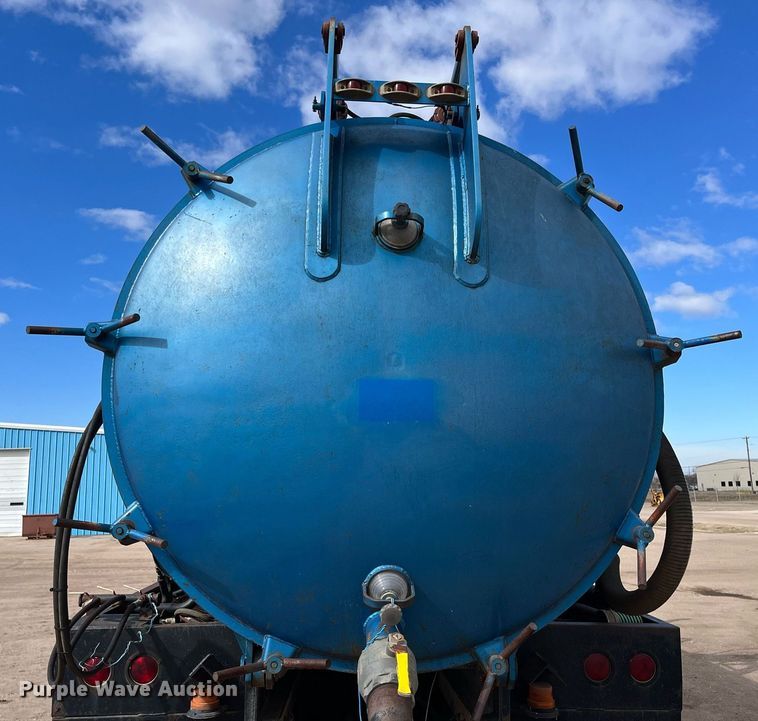 image for item DG5435 1998 Ford AT9522  vacuum truck