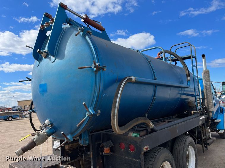 image for item DG5435 1998 Ford AT9522  vacuum truck