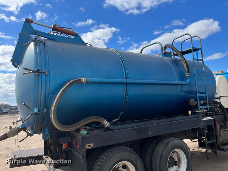 image for item DG5435 1998 Ford AT9522  vacuum truck