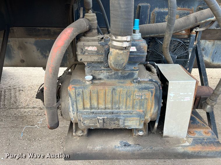 image for item DG5435 1998 Ford AT9522  vacuum truck