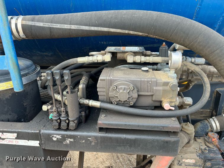 image for item DG5435 1998 Ford AT9522  vacuum truck