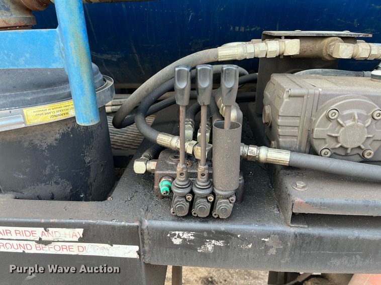 image for item DG5435 1998 Ford AT9522  vacuum truck