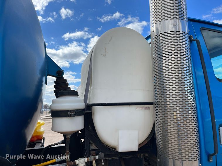 image for item DG5435 1998 Ford AT9522  vacuum truck