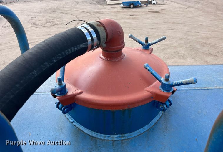 image for item DG5435 1998 Ford AT9522  vacuum truck