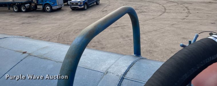 image for item DG5435 1998 Ford AT9522  vacuum truck