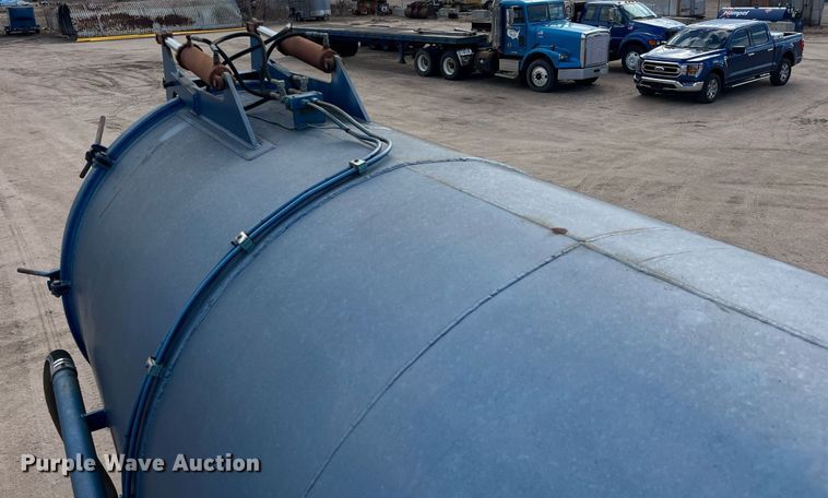 image for item DG5435 1998 Ford AT9522  vacuum truck