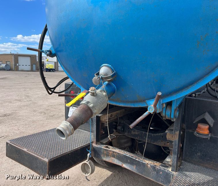 image for item DG5435 1998 Ford AT9522  vacuum truck