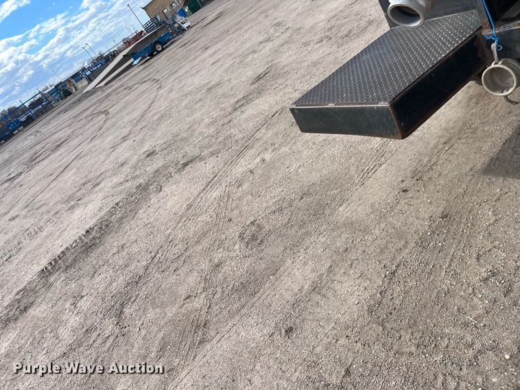 image for item DG5435 1998 Ford AT9522  vacuum truck