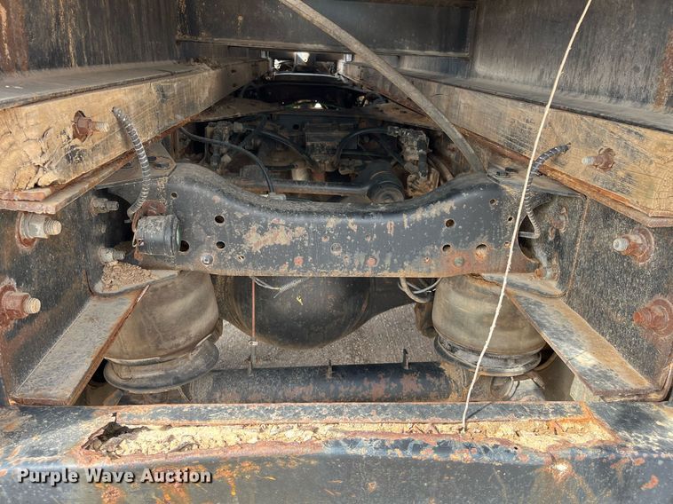 image for item DG5435 1998 Ford AT9522  vacuum truck