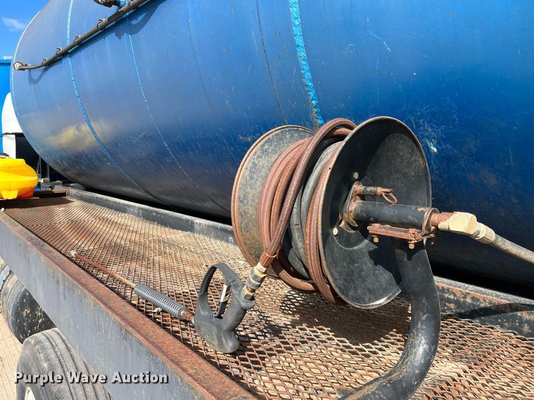 image for item DG5435 1998 Ford AT9522  vacuum truck