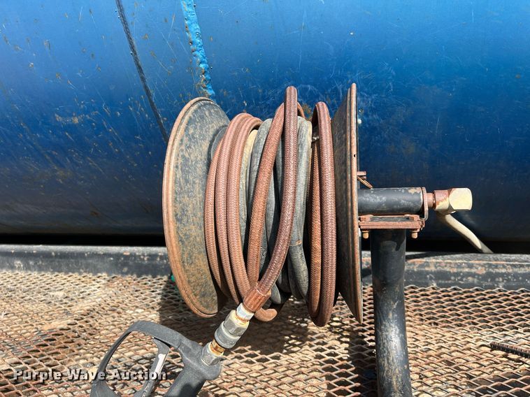 image for item DG5435 1998 Ford AT9522  vacuum truck