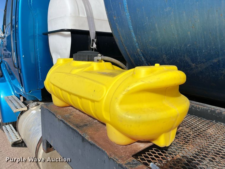 image for item DG5435 1998 Ford AT9522  vacuum truck