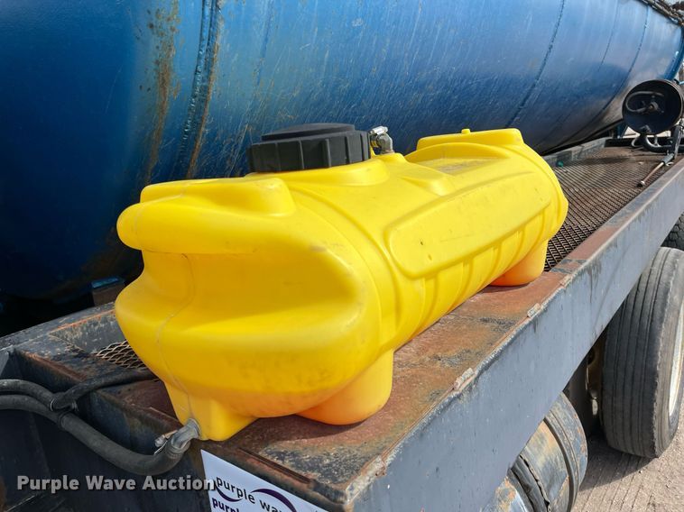 image for item DG5435 1998 Ford AT9522  vacuum truck