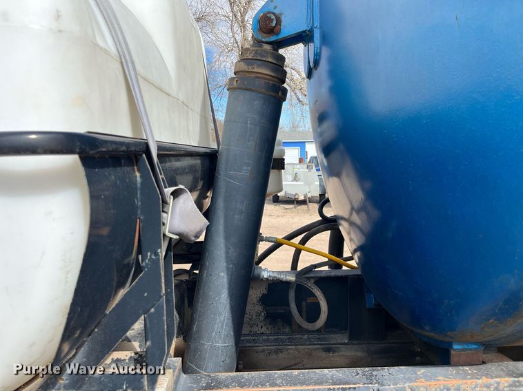 image for item DG5435 1998 Ford AT9522  vacuum truck