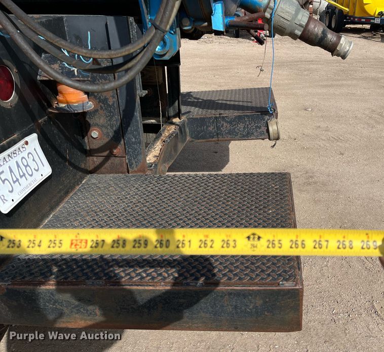 image for item DG5435 1998 Ford AT9522  vacuum truck