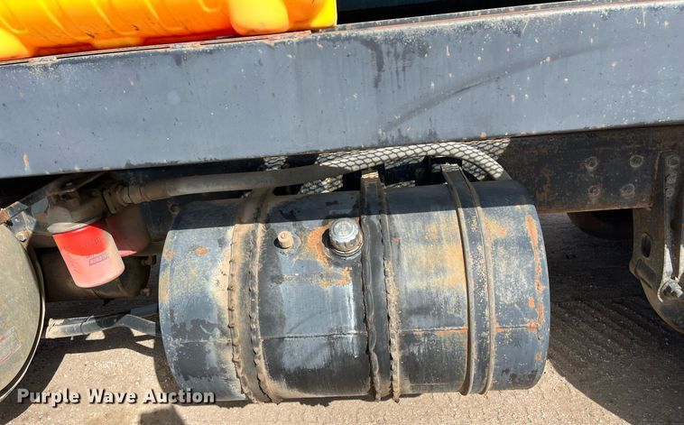 image for item DG5435 1998 Ford AT9522  vacuum truck