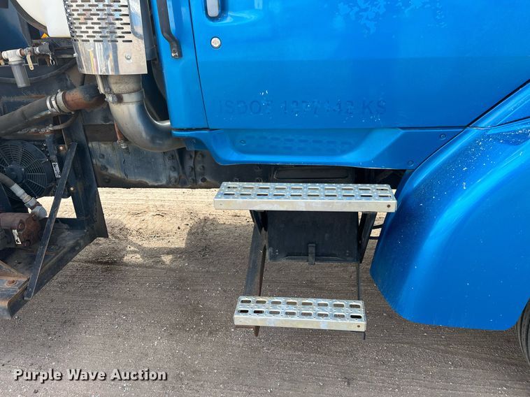 image for item DG5435 1998 Ford AT9522  vacuum truck