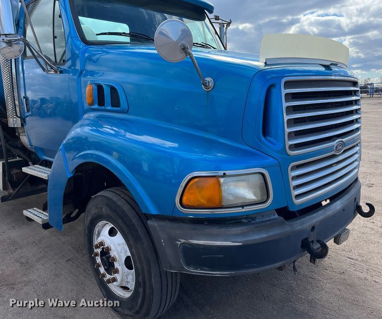 image for item DG5435 1998 Ford AT9522  vacuum truck