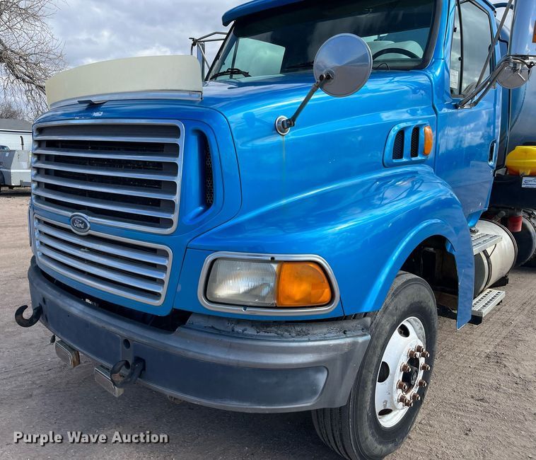 image for item DG5435 1998 Ford AT9522  vacuum truck