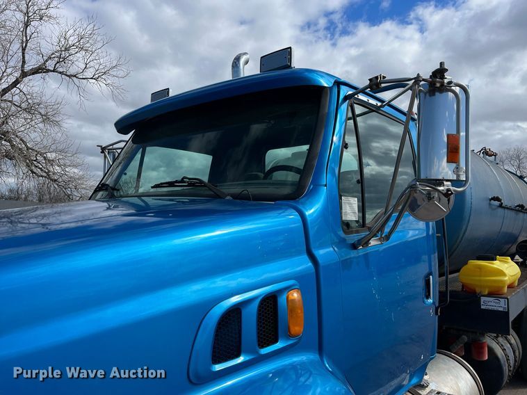 image for item DG5435 1998 Ford AT9522  vacuum truck