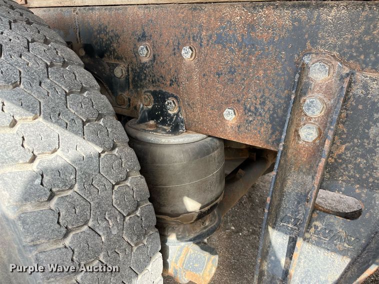 image for item DG5435 1998 Ford AT9522  vacuum truck