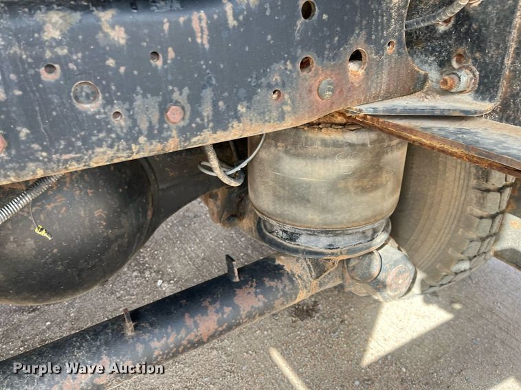 image for item DG5435 1998 Ford AT9522  vacuum truck