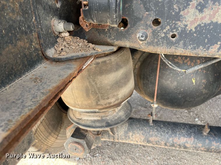 image for item DG5435 1998 Ford AT9522  vacuum truck