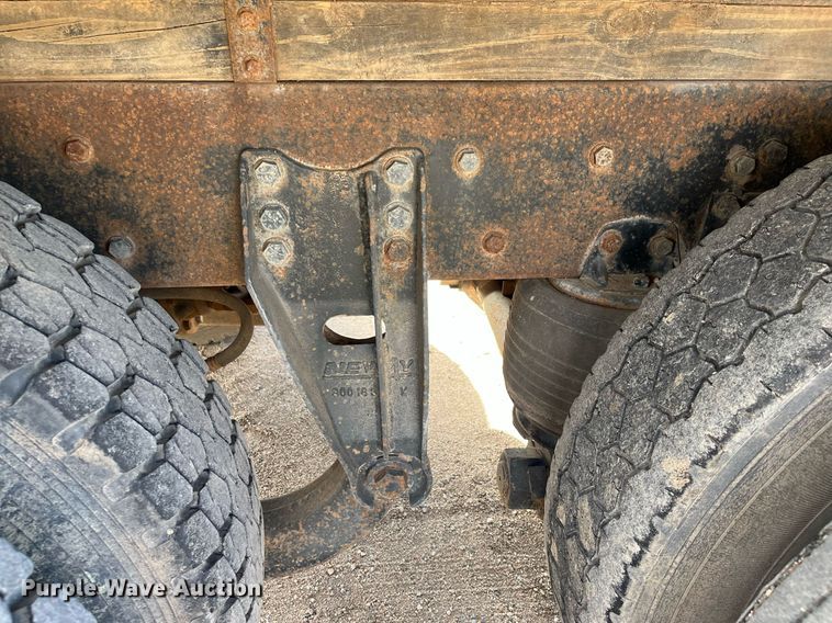 image for item DG5435 1998 Ford AT9522  vacuum truck