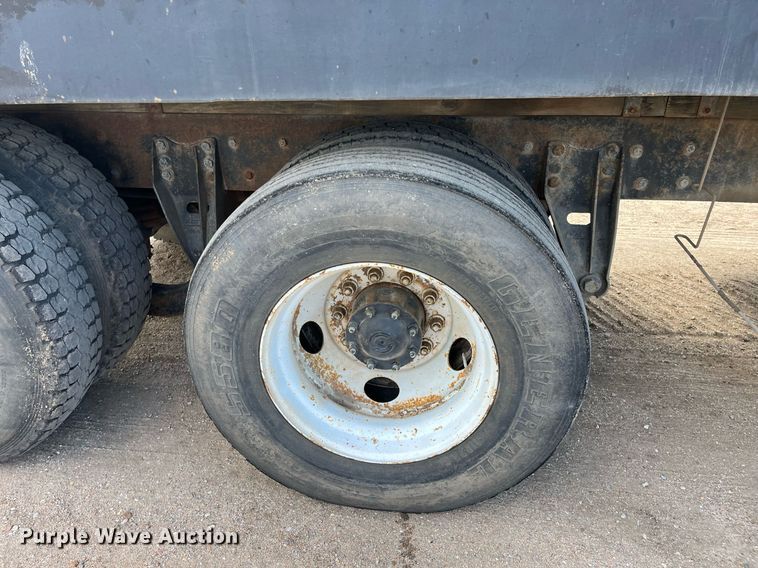 image for item DG5435 1998 Ford AT9522  vacuum truck