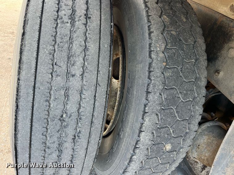 image for item DG5435 1998 Ford AT9522  vacuum truck