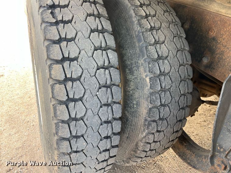 image for item DG5435 1998 Ford AT9522  vacuum truck