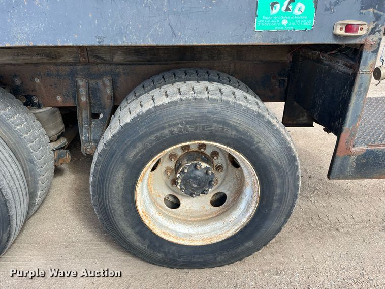 image for item DG5435 1998 Ford AT9522  vacuum truck