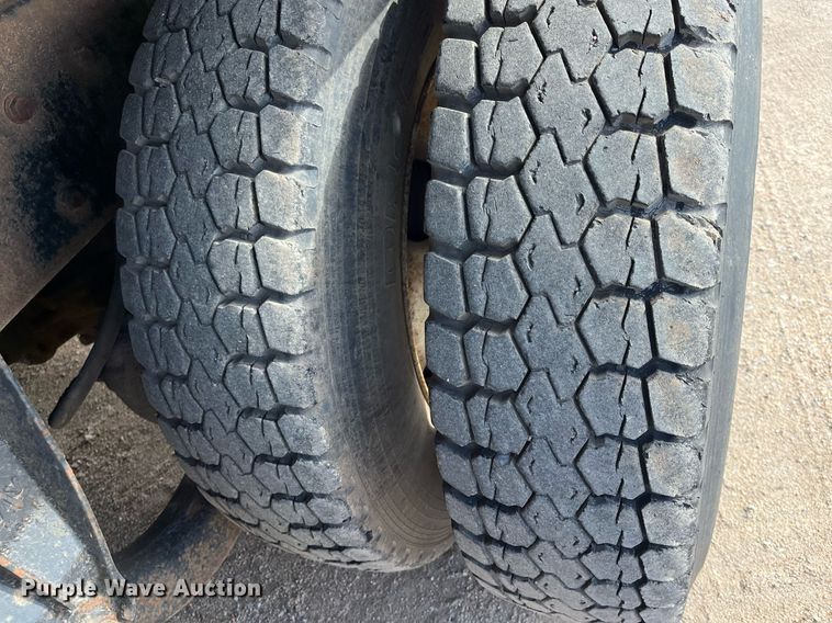 image for item DG5435 1998 Ford AT9522  vacuum truck