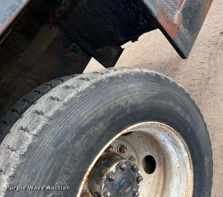 image for item DG5435 1998 Ford AT9522  vacuum truck