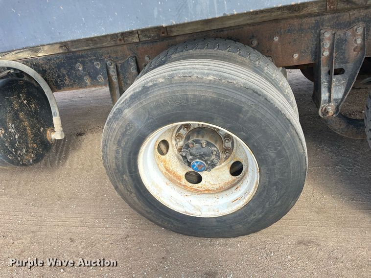 image for item DG5435 1998 Ford AT9522  vacuum truck