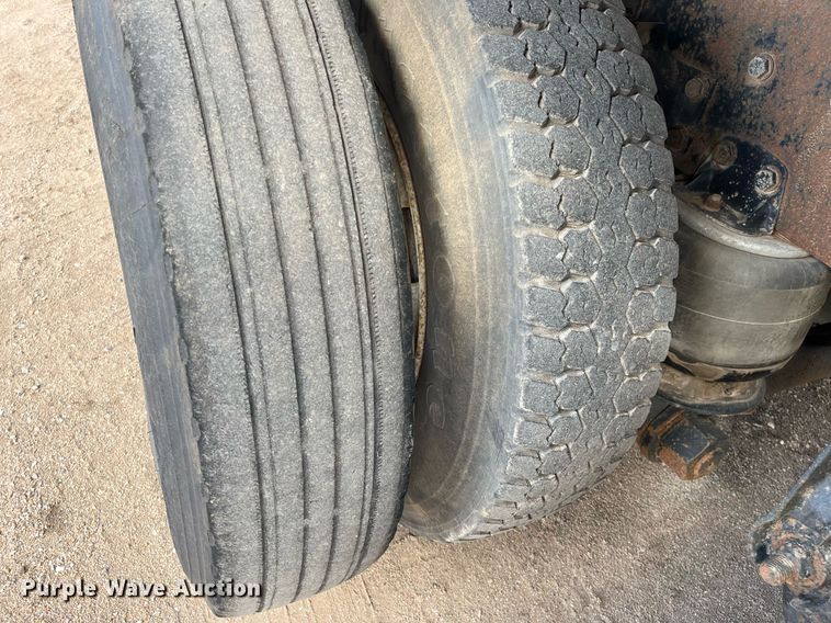 image for item DG5435 1998 Ford AT9522  vacuum truck